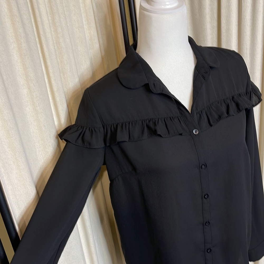 GORGEOUS BLACK RUFFLE BUTTON DOWN BLOUSE SIZE SMALL - Picture 5 of 9